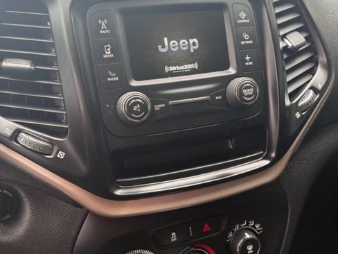 Used 2016 Jeep Cherokee Sport AWD/4WD image 13