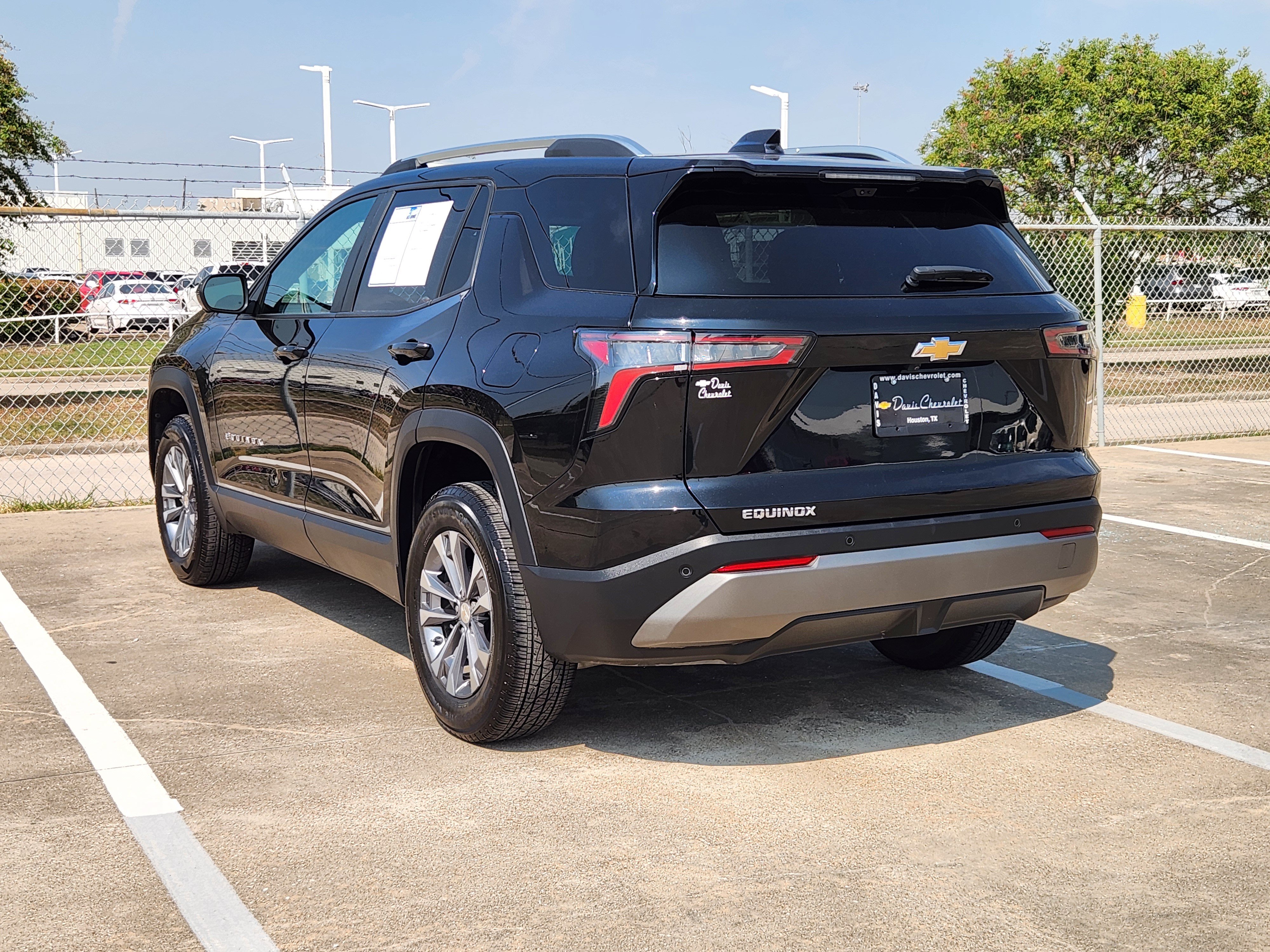 Used 2025 Chevrolet Equinox LT w/ Convenience Package II FWD image 8