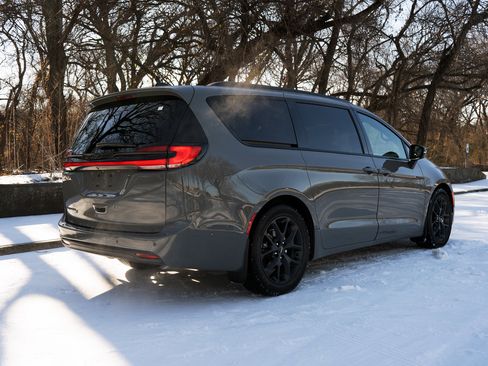 Used 2023 Chrysler Pacifica Touring-L w/ S Appearance Package image 9