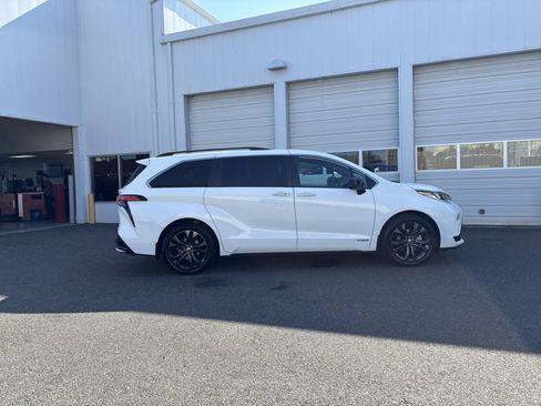 Used 2021 Toyota Sienna XSE FWD image 8