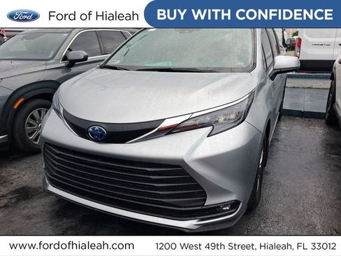 Used 2025 Toyota Sienna XLE w/ XLE Plus Package FWD image 1