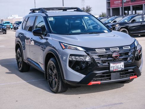 Used 2026 Nissan Rogue SV AWD/4WD image 3