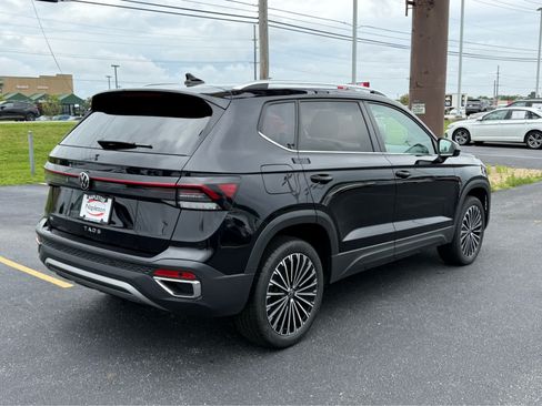 Used 2025 Volkswagen Taos SE FWD image 7
