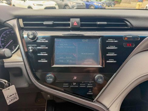 Used 2018 Toyota Camry SE FWD image 11