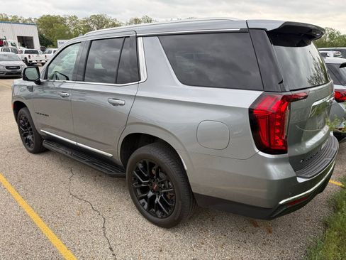 Used 2023 GMC Yukon SLT w/ SLT Premium Package AWD/4WD image 4