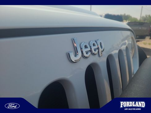 Used 2015 Jeep Wrangler Unlimited Rubicon w/ Dual Top Group AWD/4WD image 23