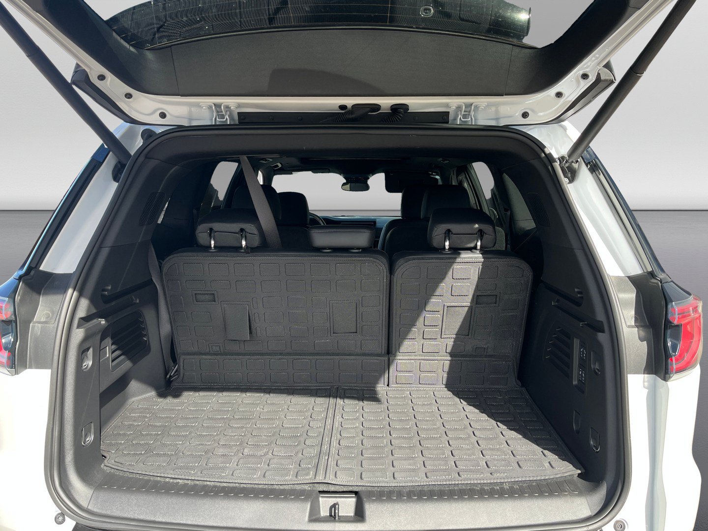 Used 2025 GMC Acadia Denali w/ LPO, Floor Liner Package FWD image 19