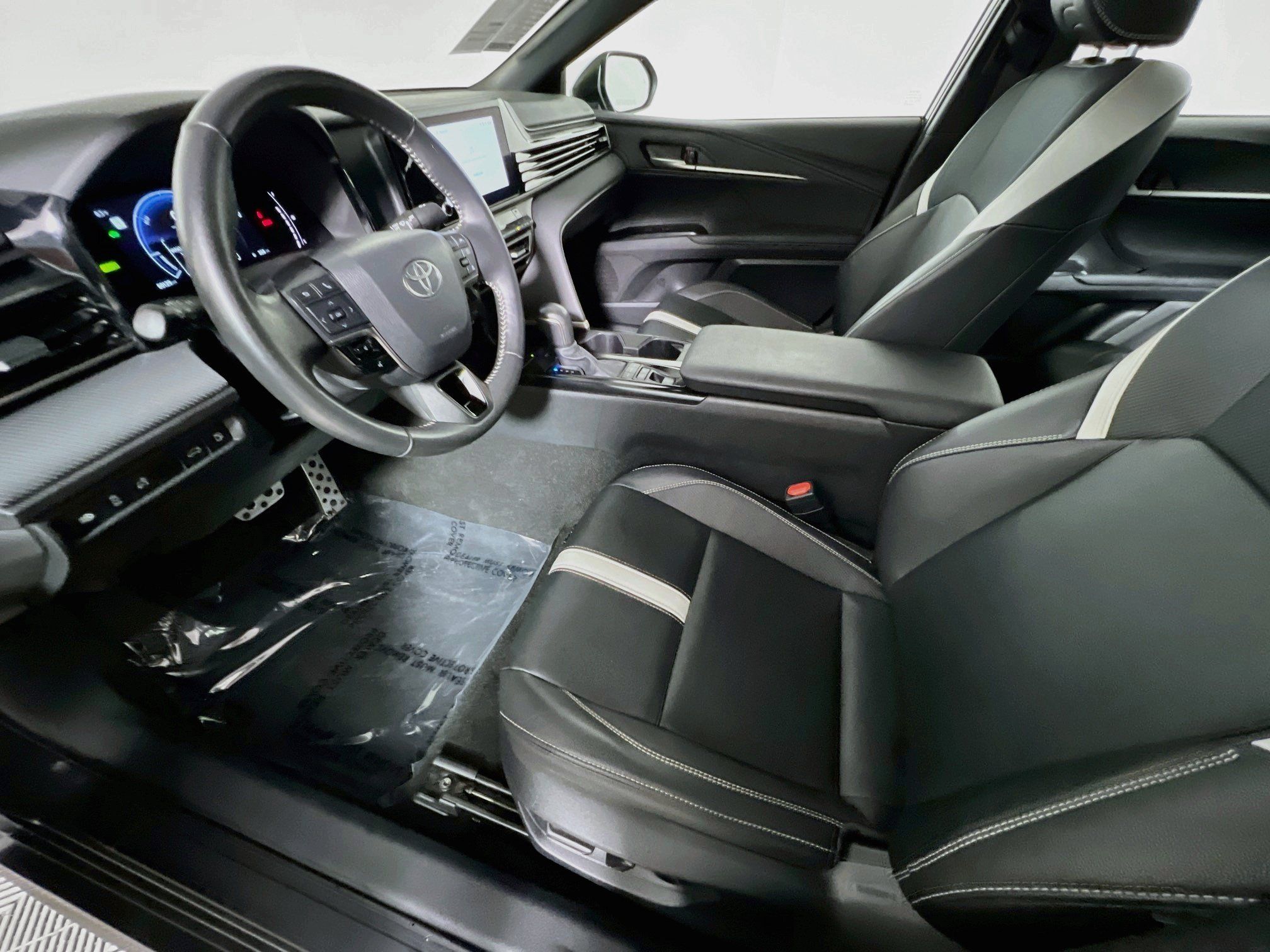 Used 2025 Toyota Camry SE FWD image 15