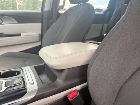 Used 2023 Kia Carnival LX FWD image 21