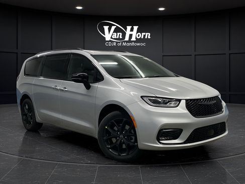 New 2026 Chrysler Pacifica Limited w/ S Appearance Package AWD/4WD image 1