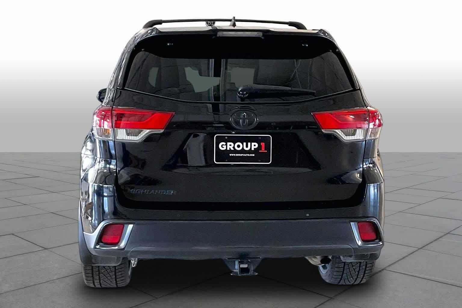 Used 2017 Toyota Highlander Limited AWD/4WD image 4