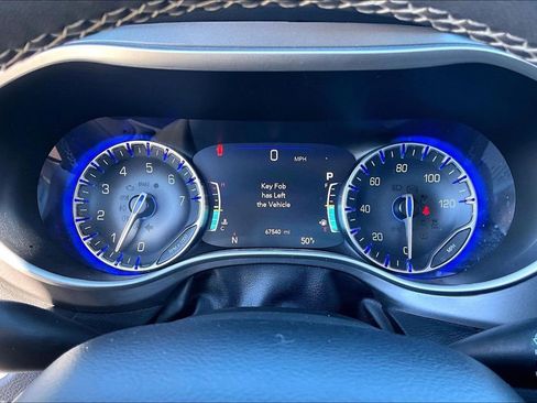 Used 2024 Chrysler Pacifica Touring-L image 13