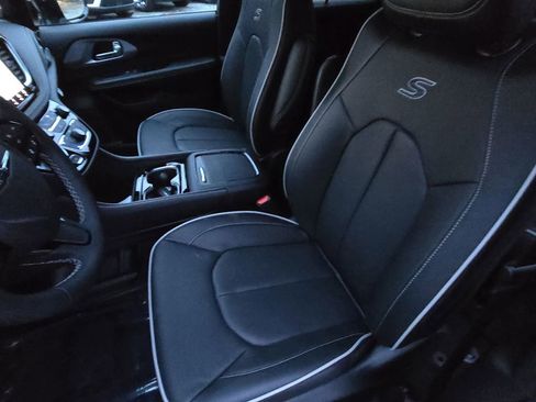 New 2026 Chrysler Pacifica Limited FWD image 17