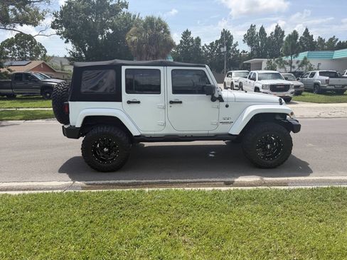 Used 2017 Jeep Wrangler Unlimited Sahara w/ Max Tow Package AWD/4WD image 8
