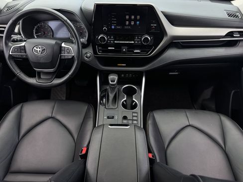 Used 2023 Toyota Highlander XLE image 11