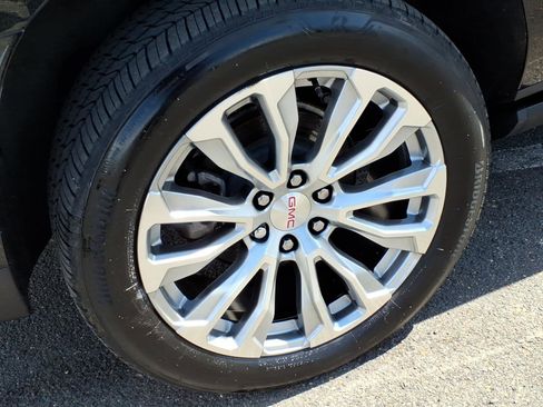 Used 2024 GMC Yukon XL Denali w/ Advanced Technology Package image 7