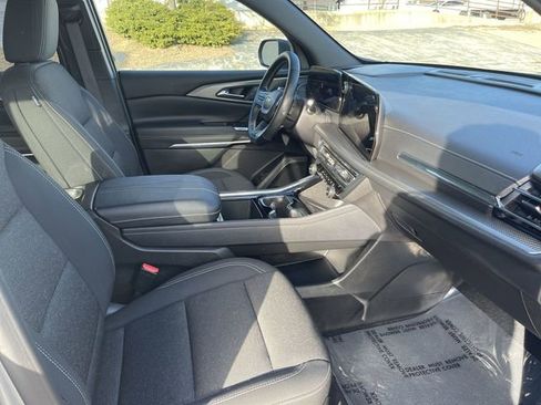 Used 2025 Chevrolet Traverse LT image 17