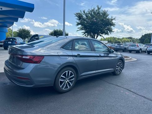 Used 2025 Volkswagen Jetta SE FWD image 5