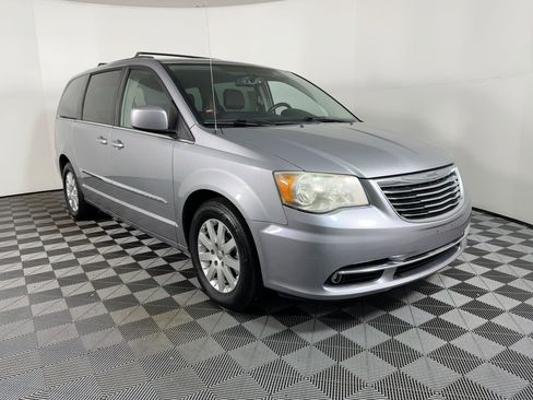 Used 2014 Chrysler Town & Country Touring image 5