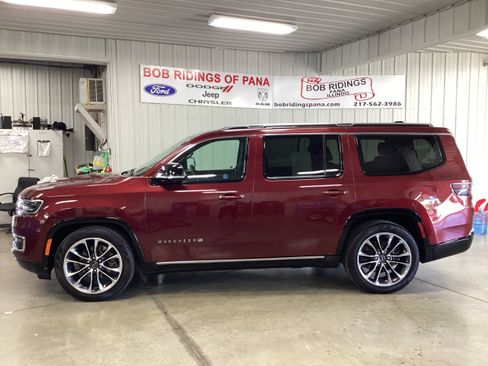 Used 2024 Jeep Wagoneer Series III w/ Premium Group I AWD/4WD image 2