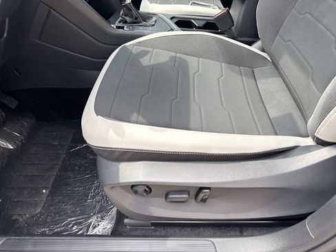 New 2026 Volkswagen Taos SE FWD image 15
