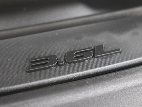 Used 2024 Chrysler Pacifica Touring-L FWD image 7