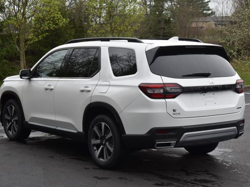 New 2025 Honda Pilot Touring image 5