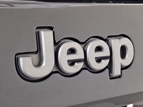 Used 2020 Jeep Cherokee Trailhawk w/ Comfort/Convenience Group AWD/4WD image 11