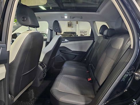Used 2025 Volkswagen Taos SE w/ Panoramic Sunroof Package AWD/4WD image 17