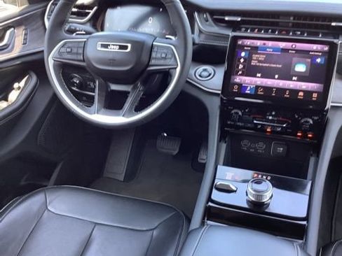 Certified 2023 Jeep Grand Cherokee Limited w/ Black Appearance Package AWD/4WD image 14