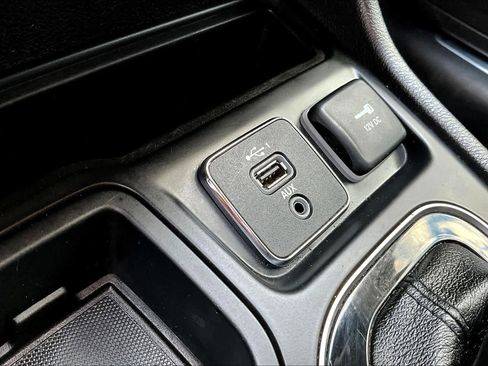 Used 2019 Jeep Cherokee Limited image 32