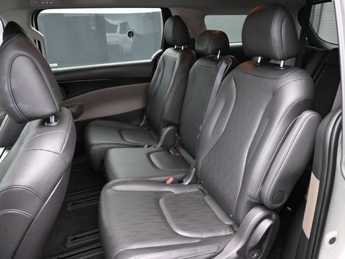 Used 2026 Kia Carnival LXS FWD image 14