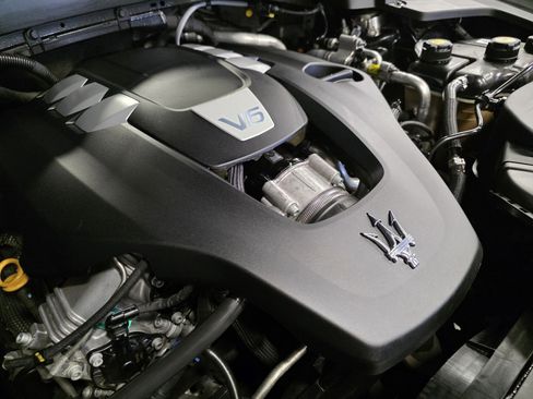 Used 2018 Maserati Levante GranSport image 45