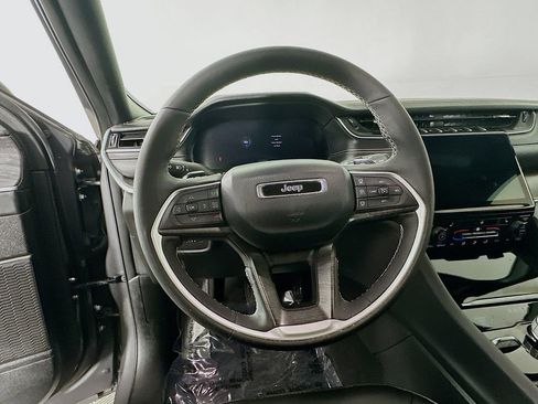 Certified 2025 Jeep Grand Cherokee Limited w/ MOPAR Finishing Package image 19