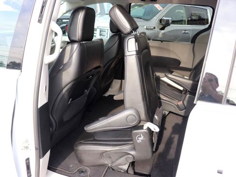 Used 2024 Chrysler Pacifica Touring-L FWD image 27