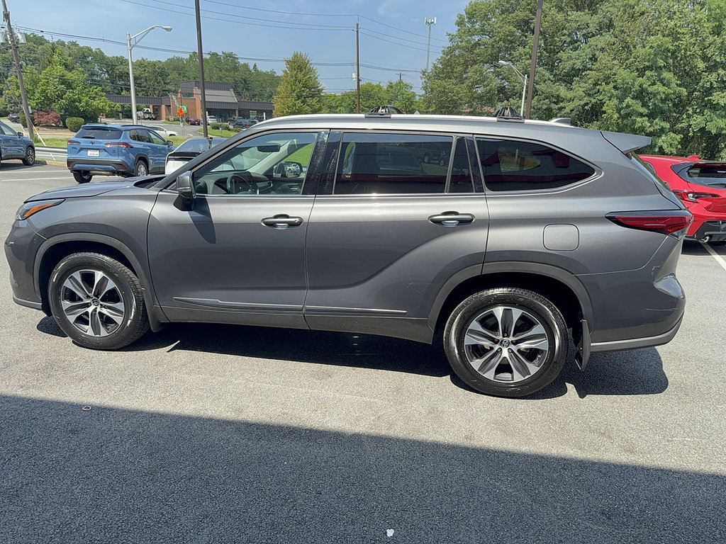 Used 2022 Toyota Highlander XLE AWD/4WD image 7