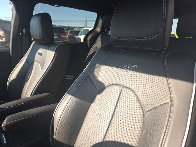Used 2025 Chrysler Pacifica Premium FWD image 16
