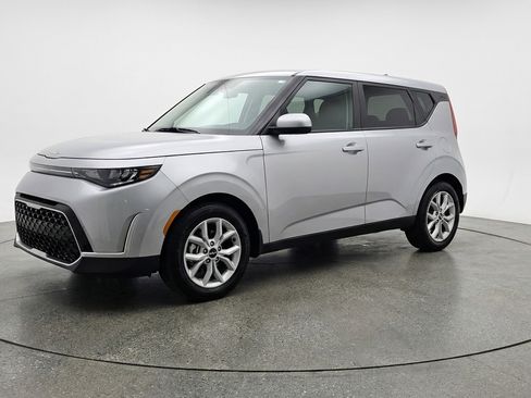 Used 2025 Kia Soul LX w/ LX Technology Package FWD image 3