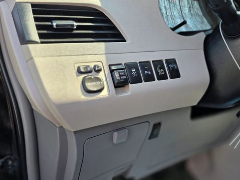 Used 2013 Toyota Sienna Limited w/ Premium Pkg image 17