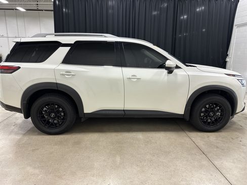 Used 2023 Nissan Pathfinder SL w/ Lighting Package (N92) AWD/4WD image 11