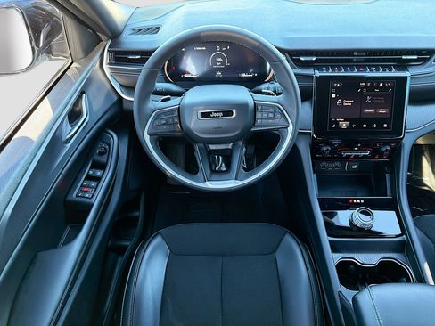 Used 2023 Jeep Grand Cherokee L Laredo image 16