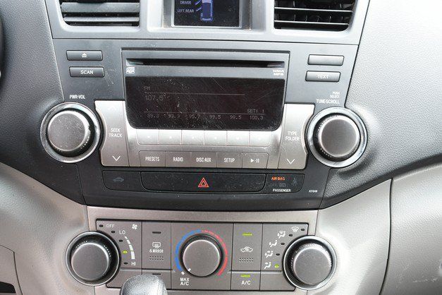 Used 2011 Toyota Highlander 4WD w/ Tech Pkg image 19