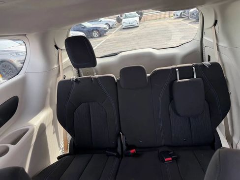 Used 2021 Chrysler Pacifica Touring FWD image 32