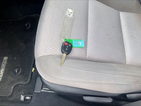 Used 2014 Toyota Corolla LE FWD image 18