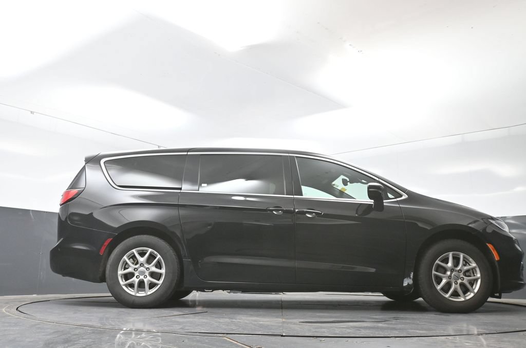 Used 2025 Chrysler Pacifica Select FWD image 18