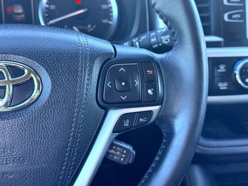 Used 2017 Toyota Highlander SE image 25