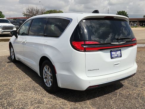 Used 2024 Chrysler Pacifica Touring-L FWD image 2