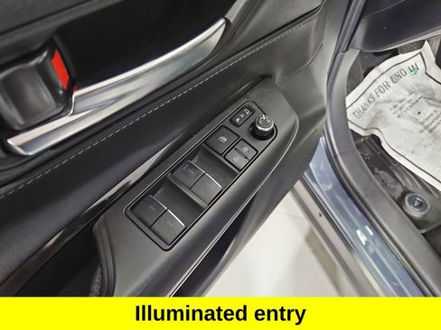 Used 2022 Toyota Venza LE image 12