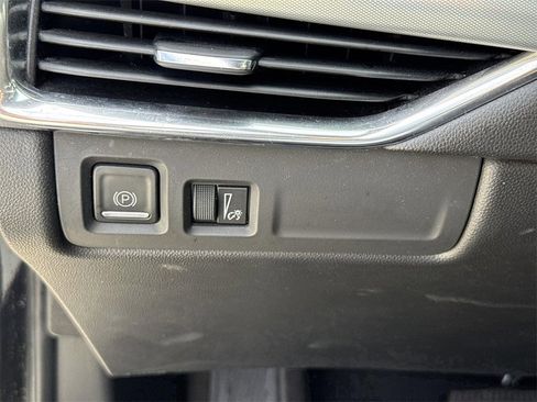 Used 2023 Cadillac XT4 Premium Luxury image 16