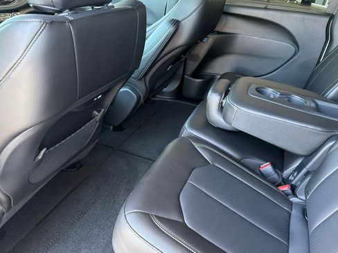 New 2027 Chrysler Pacifica Select FWD image 10